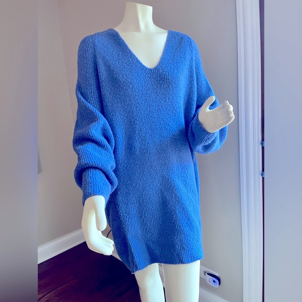 FREE PEOPLE sweater, size small. It’s more like a medium.